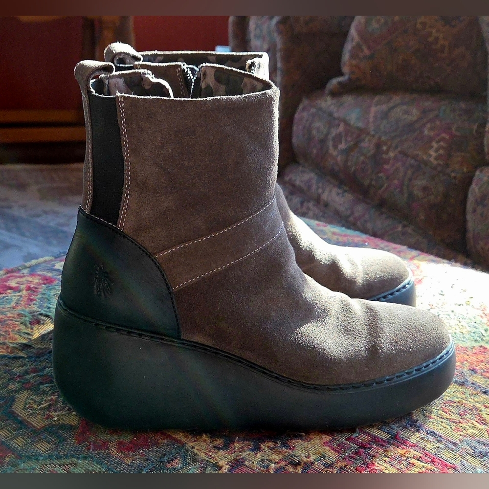 FLY LONDON Gray Suede Ankle Boots with Black Soles Size 40 (9)